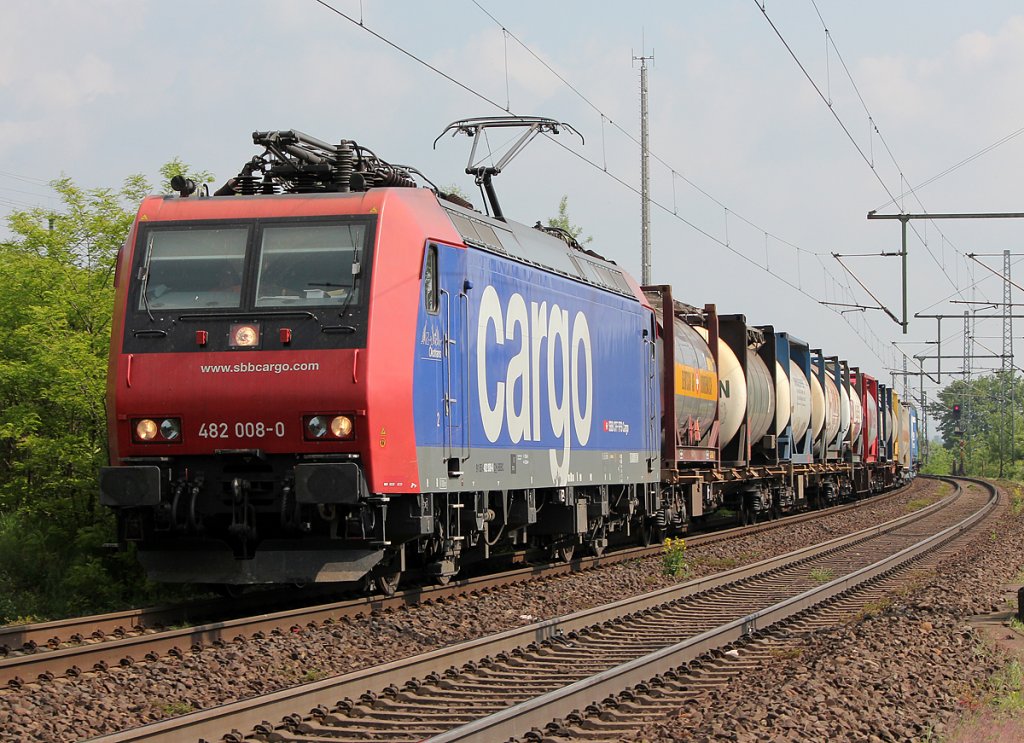 482 008-0 der SBB Cargo in Porz Wahn am 28.04.2011 