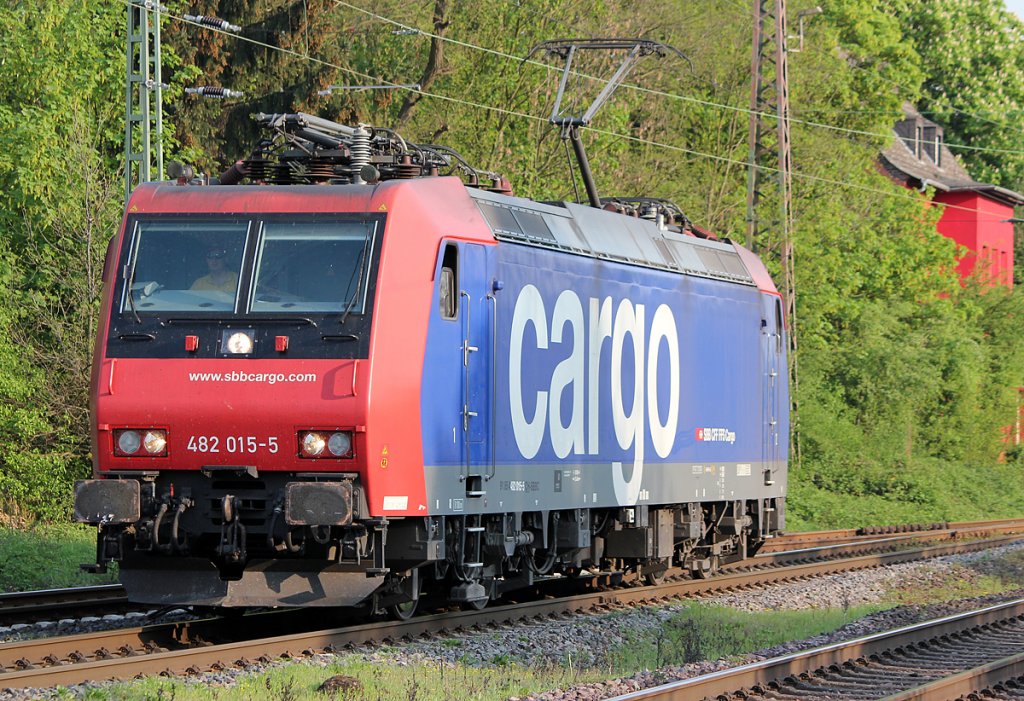 482 015-5 der SBB Cargo Lz in Ratingen Lintorf am 20.04.2011, Gru� an den Tf !