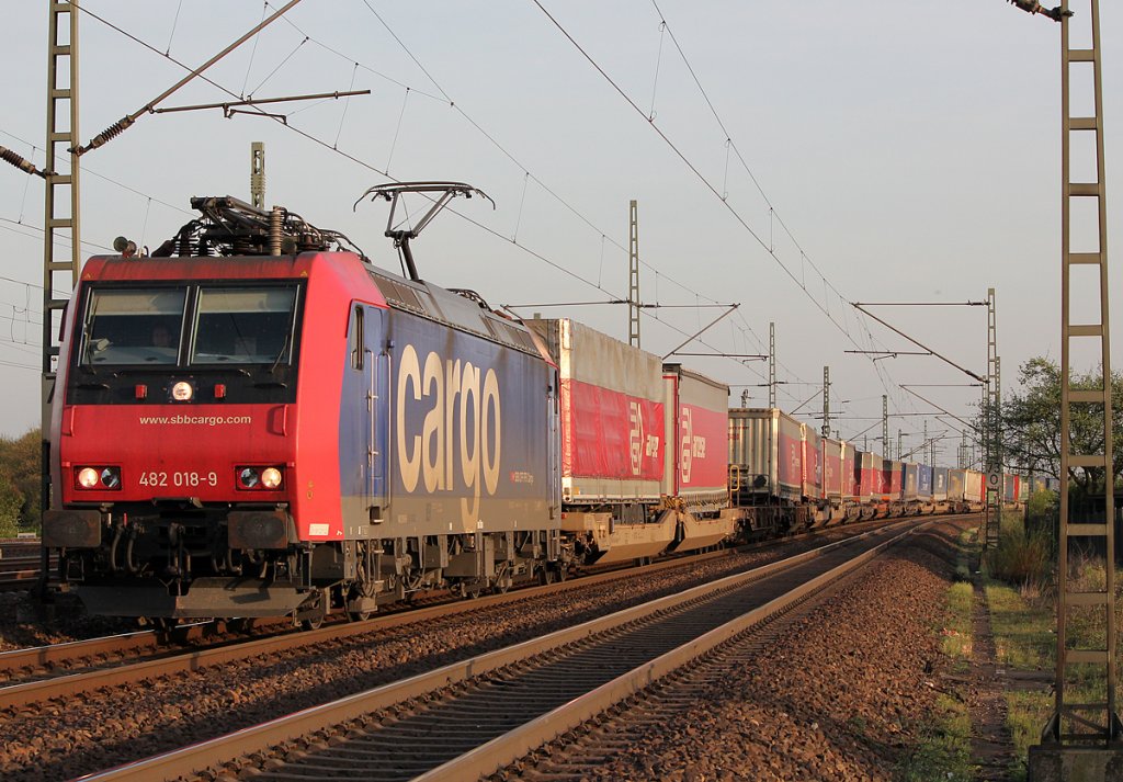 482 018-9 der SBB Cargo hinter Porz Wahn am 06.04.2011