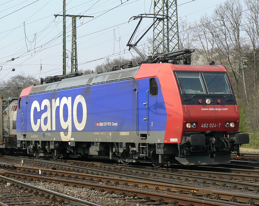 482 024-7 der SBB in  Gremberg am 13.04.2010