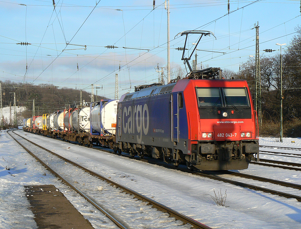 482 043-7 der SBB Cargo in K�ln West am 30.12.2010
