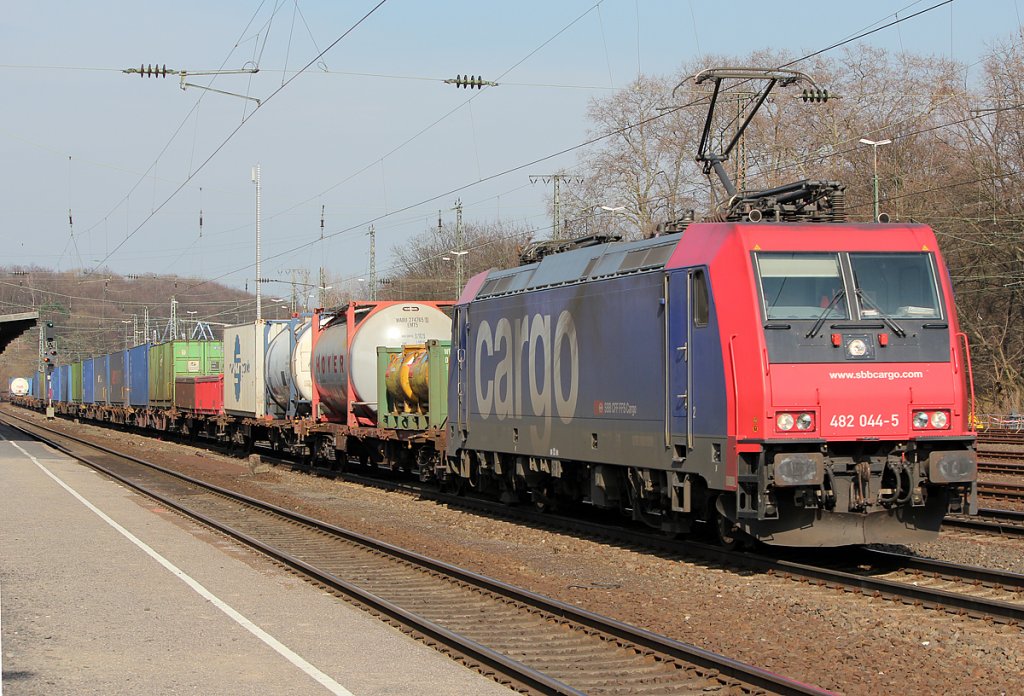 482 044-5 der SBB mit KLV Zug in K�ln West am 12.03.2011