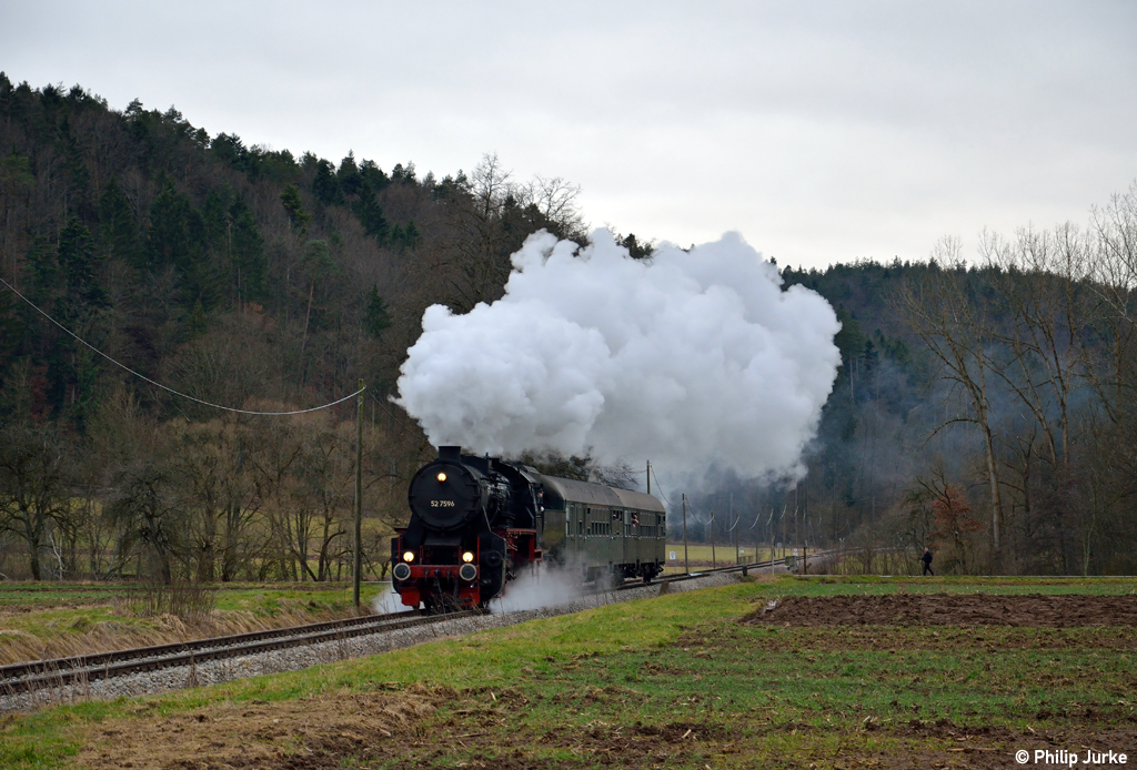 52 7596 als DPE 32802 (T�bingen - Sigmaringen) am 05.01.2013 bei Rangendingen.