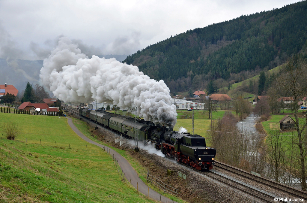 52 7596 und P8 2455  Posen  sowie 01 1066 und die V100 2335 bei der leicht missgl�ckten Parallelfahrt am 06.01.2013 in Gutach.