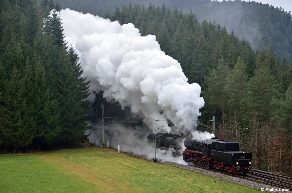 52 7596 und P8 2455  Posen  als DPE 75909 (Hausach - Villingen) am 06.01.2013 bei Obergie�.