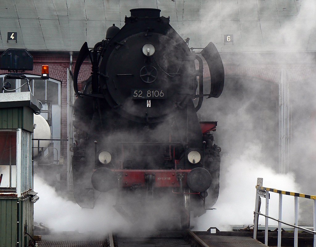 52 8106 bef�hrt die Drehscheibe im S�dwestf. Eisnbahnmuseum Siegen im Okt.09