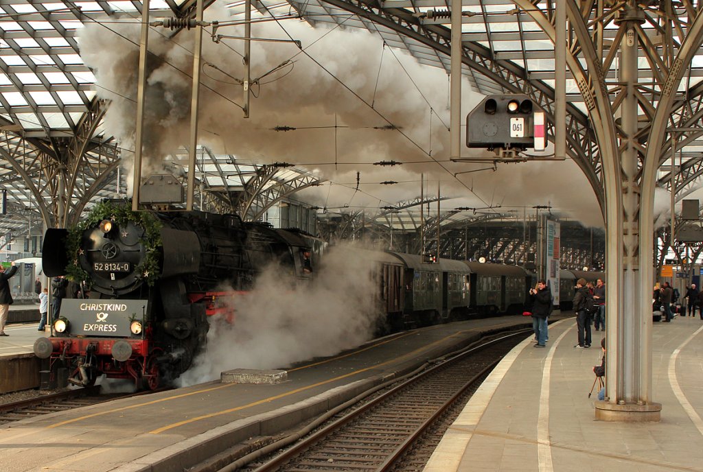 52 8134-0 der Eisenbahnfreunde Betzdorf bei der Ausfahrt mit dem Christkind Postexpress in K�ln Hbf am 10.12.2011, Gru� an die getroffenen Mitfotografen und Mitfahrer :-) 