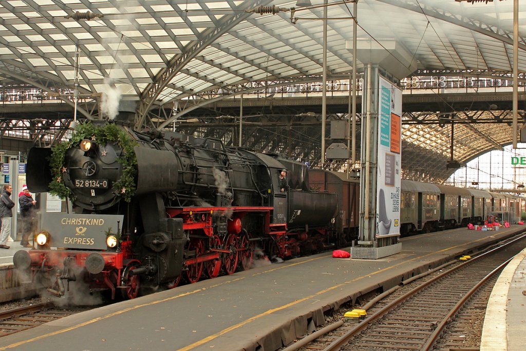 52 8134-0 der Eisenbahnfreunde Betzdorf mit dem Christkind Postexpress in K�ln Hbf am 10.12.2011