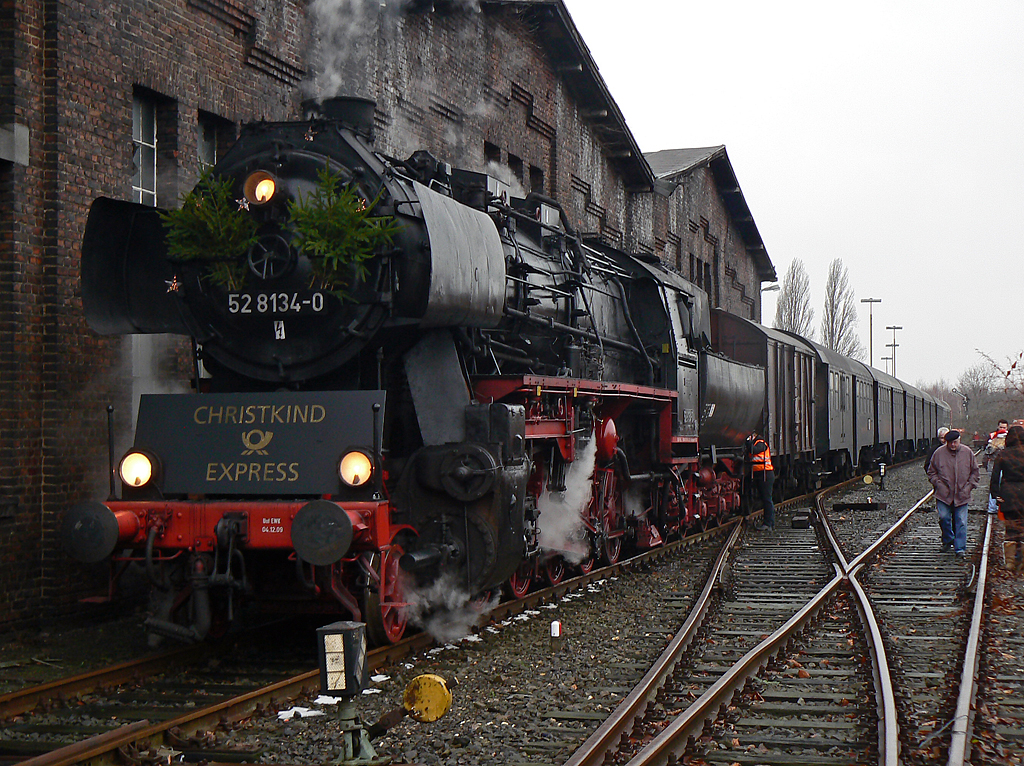 52 8134-0 steht abfahrbereit im alten BW K�ln Nippes f�r ihr Fahrt zum Christkind nach Engelskirchen am 11.12.2010
