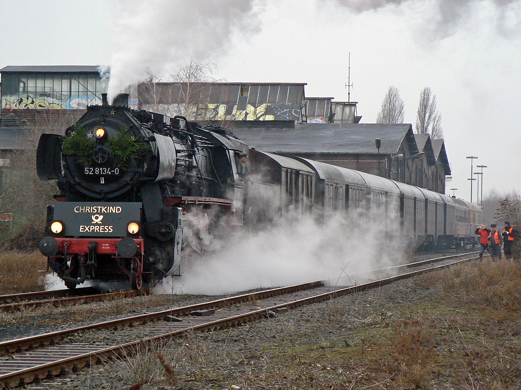 52 8134-0 verl�sst mit dem Christkind Express nach Engelskirchen das alte BW K�ln Nippes am 11.12.2010