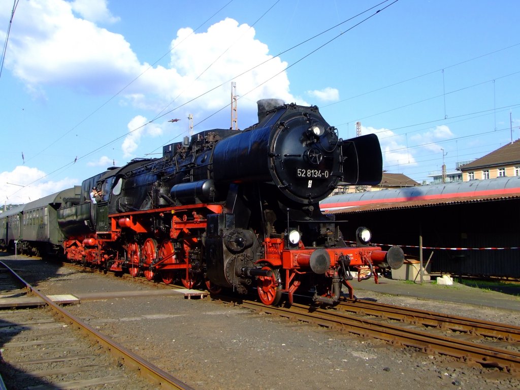 52 8137-0 der Eisenbahnfreunde Betzdorf f�hr am 04.Sep.2010 in Siegen mit Charterzug ins heimische BW ein. Die Lok war eine der letzten Normalspur-Dampfloks der DB (bis Nov. 1994).