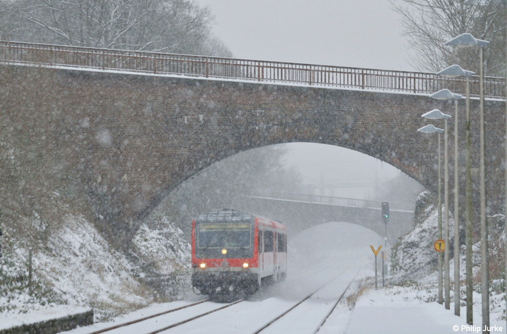 628 507-5 als RB 30772 (Solingen Hbf - Wuppertal Hbf) am 20.01.2013 bei der Einfahrt in den Bahnhof Solingen-Schaberg.
