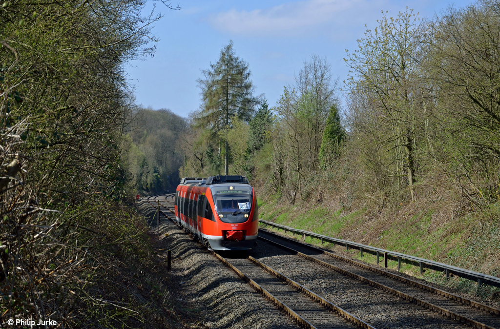 644 061-4 mit der S28 von Kaarst nach Mettmann Stadtwald am 20.04.2013 in Mettmann Zentrum.