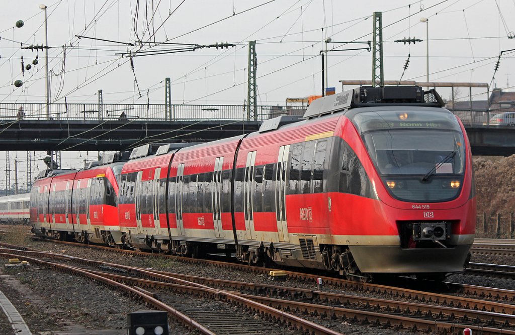 644 519 kurz vor Bonn Hbf.... eigentlich h�tte ne 218 auf dem Umlauf sein sollen , aufgenommen am 10.02.2011