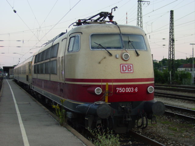 750 003 mit Messzug in Augsburg HBF (28.08.2002)