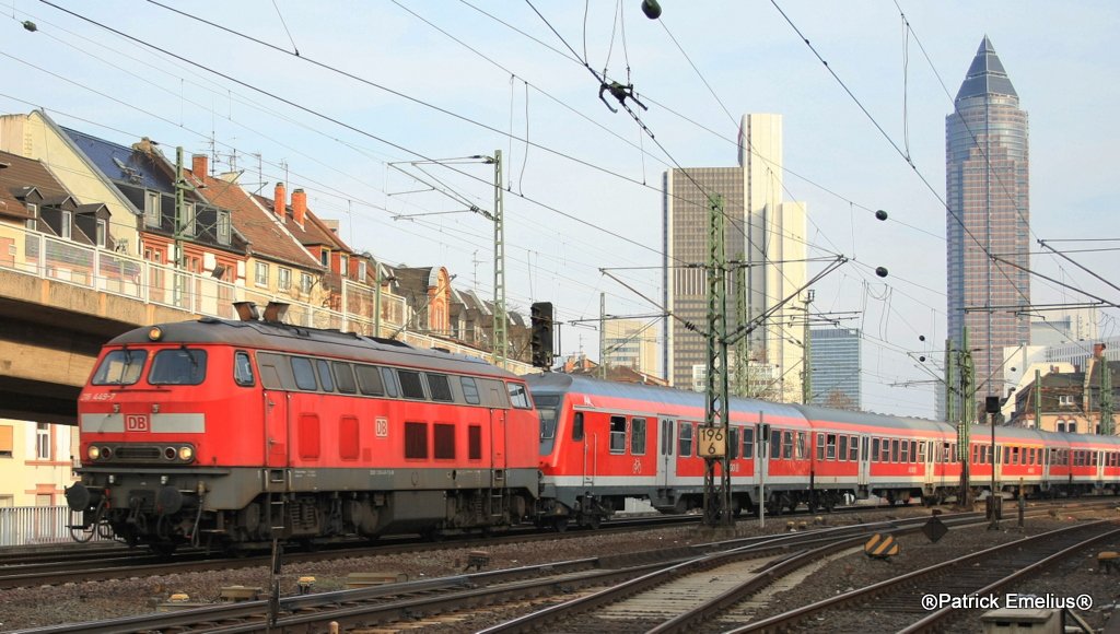 8 N-Wagen die zweite. Diese 218er zieht und passiert hier den Frankfurter Messeturm. Kurz vorm Frankfurter Westbahnhof.

Patrick E.
