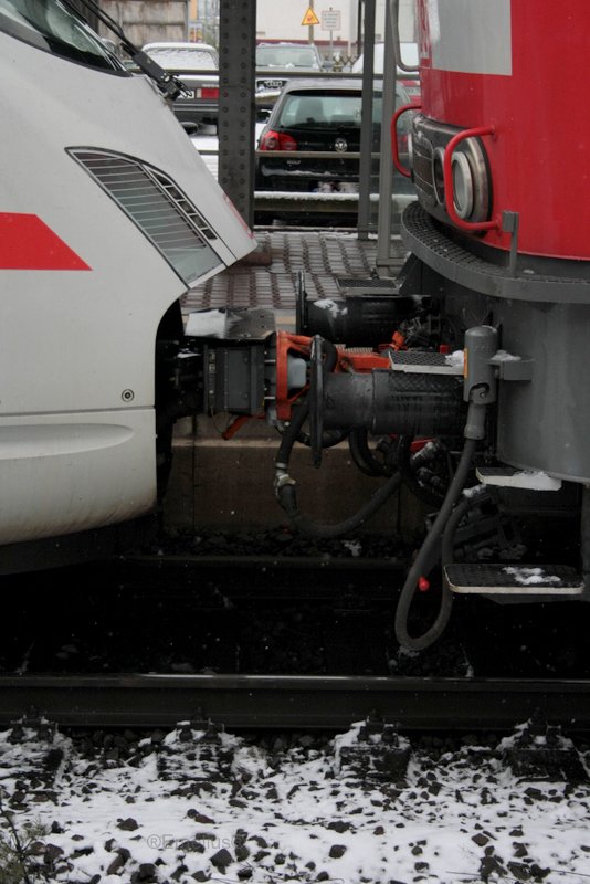 Ach ja diese ICE 411/415T fallen bei diesem Winterwetter immer aus. Hier sieht man in Hanau Hbf den �bergang zwischen 218.8 und dem ICE. Na ja wie gut das es diese Dieseldamen gibt.

Patrick E.