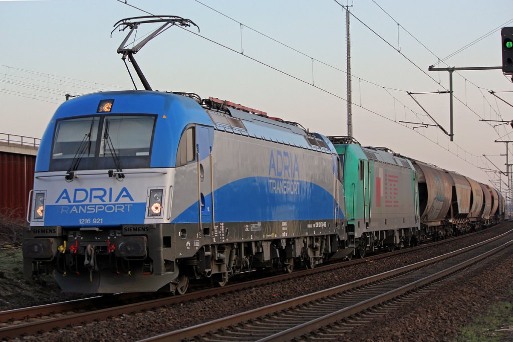 Adria Transport 1216 921 und LTE´s 185 608 (kalt) mit Getreide in Porz Wahn am 20.03.2012