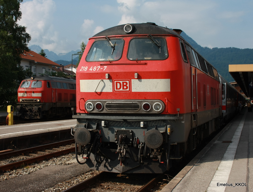 Am 04.07.2010 wartet 218 464 mit Ihren Silberlingen im Bahnhof Oberstdorf. Die 218 487 wartet mit Ihrem Zug am Bahnsteig w�hrend der dritte Zug ganz au�en heute keine 218er dran hatte. Sie stand in der Abstellanlage mit einem Motoschaden und der Zug musste auf 218 499 die die schadhafte Lok bis Ulm mitschleifte.