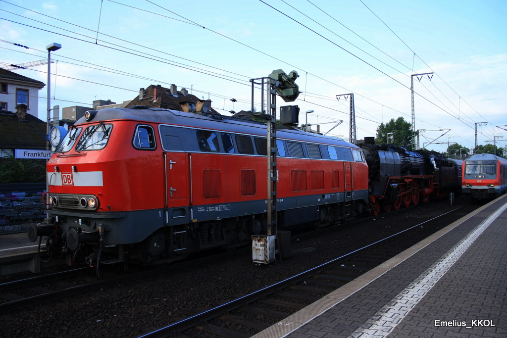 Am 04.09.2010 sollte es mit der Frankfurter 01 118 von Frankfurt S�d nach Meinigen ins dortige Ausbesserungswerk. Da wahrscheinlich ein oder mehrere Stehbolzen defekt sind wurde der Sonderzug von 218 477 gezogen. Sie hatte einen Tag zuvor eine Fristverl�ngerung bekommen und somit war es die Lastprobefahrt mit 4 Wagen und der 01. Im Bahnhof Frankfurt S�d