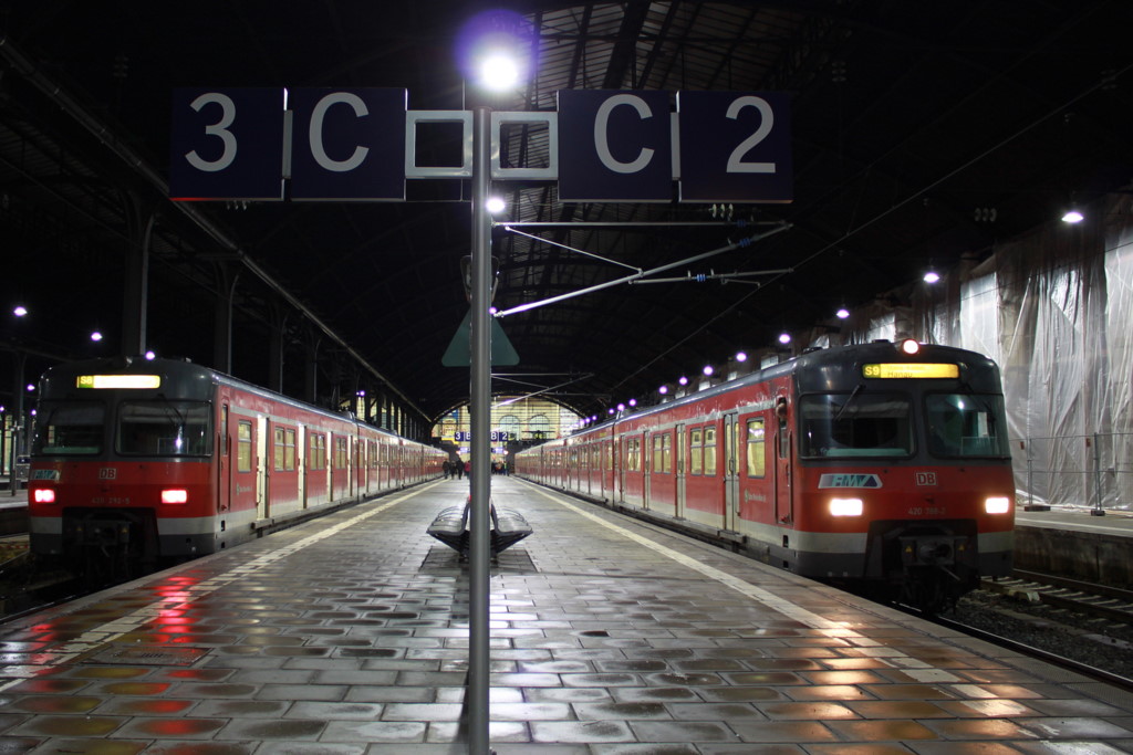 Am 11.12.2010 stehen noch zwei Vollzug Einheiten von 420ern im Wiesbadener Hbf nebereinander. Der rechte f�hrt gleich als S9 gen Frankfurt und der linke wenig sp�ter als S8 gen Frankfurt