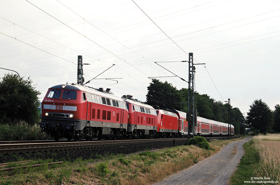 Am 11.9.2010 r�umte die 146 024 mit der RE1 nach Hamm zwischen Langerwehe und D�ren die Fahrleitung ab. Zur Hilfe eilten die  Abschlepploks  (218 825 und 838) von DB-Fernverkehr. Die Aufnahme zeigt den Hilfz 99932 kurz vor der Abfahrt nach K�ln Deutzerfeld.