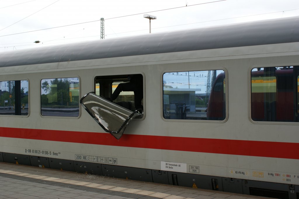 Am 14.05.2010 splitterte eine Scheibe des IC 2861 w�hrend der Fahrt zwischen Dortmund und Hamm. In Hamm wurde sie dann vorsichtshalber ganz entfernt und der Wagen f�r Fahrg�ste gesperrt.

