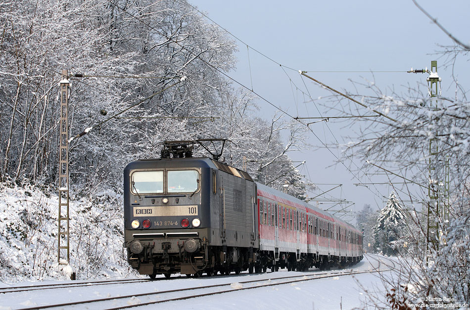 Am 7.12.2010 �berraschte mich bei Solingen Hbf die RBH101,(alias 143 874) mit einem aus n-Wagen gebildeten Leerreisezug.