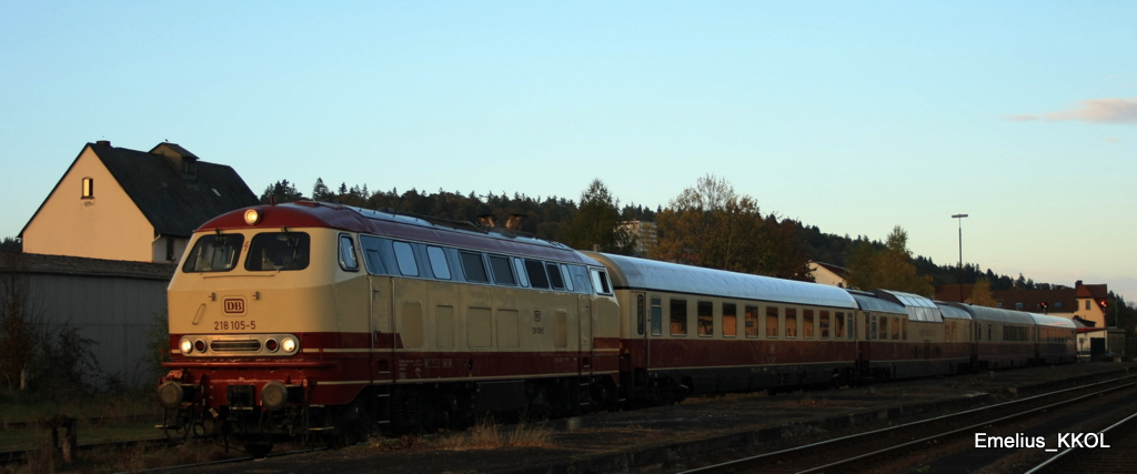 Am Abend des 24.10 steht die 218 105 mit dem Tee in Frankenberg an der Eder.
