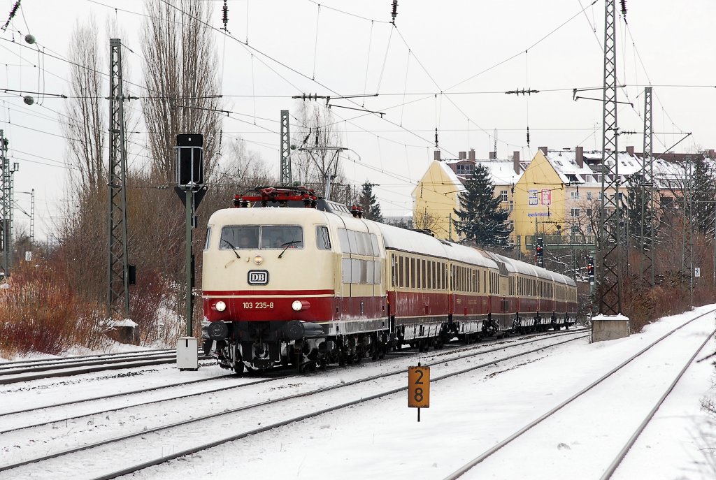 Am Heimeranplatz konnte die 103 235 fotografiert werden.
Aufgenommen am 05.12.2010 