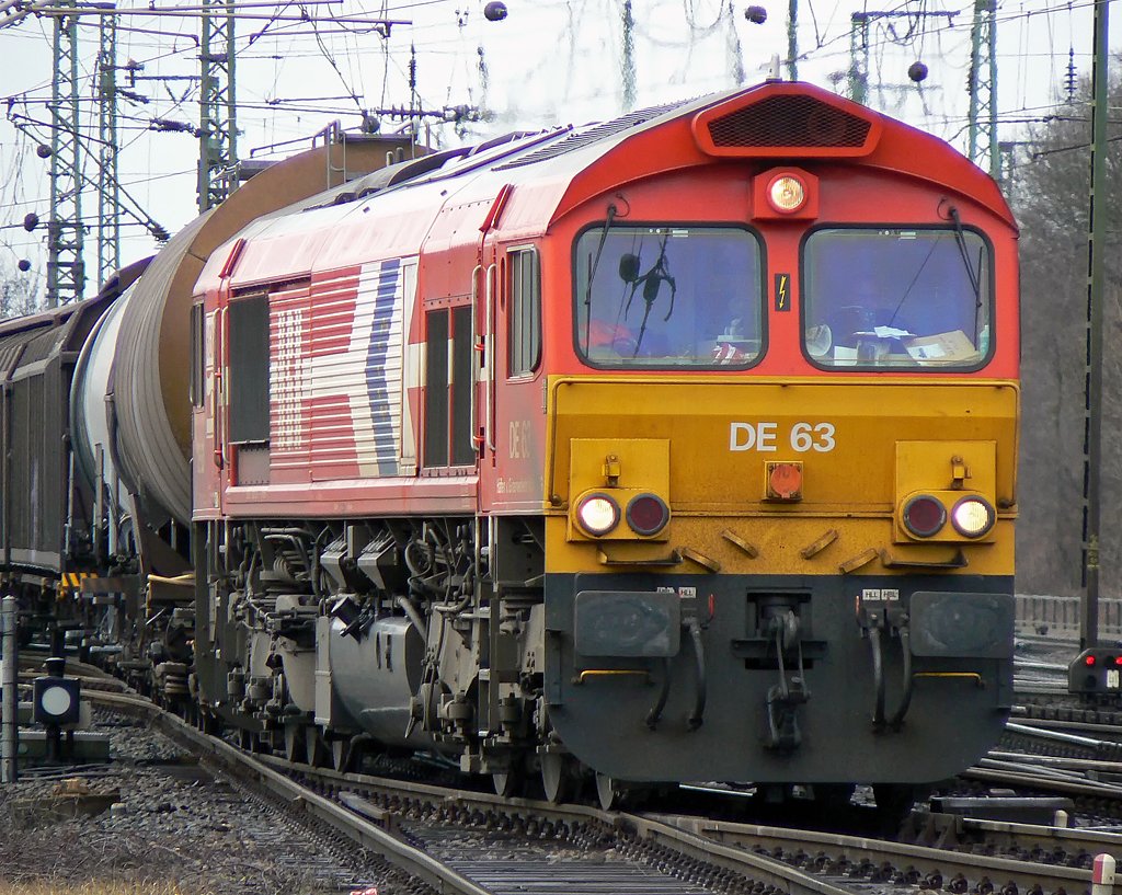 Anstatt der �blichen  DE-13  von HGK , kam um ca. 16 Uhr die Class 66  DE-63  mit ihrem gem. Gz. Gremberg , 24.02.2010 