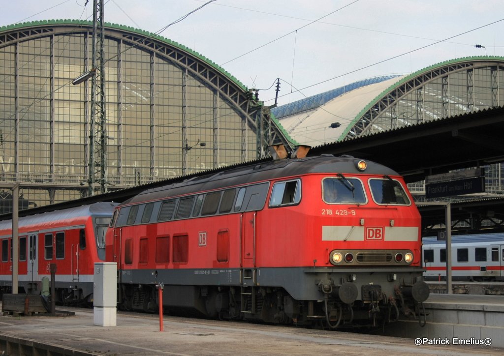 Auch diese 218er mit den 8 Silberlingen und einer weiteren 218 auf dem Weg nach Bad Vilbel. Dort wird gefl�gelt. Ein Zugteil geht nahc Stockheim und der andere nach Nidda.

