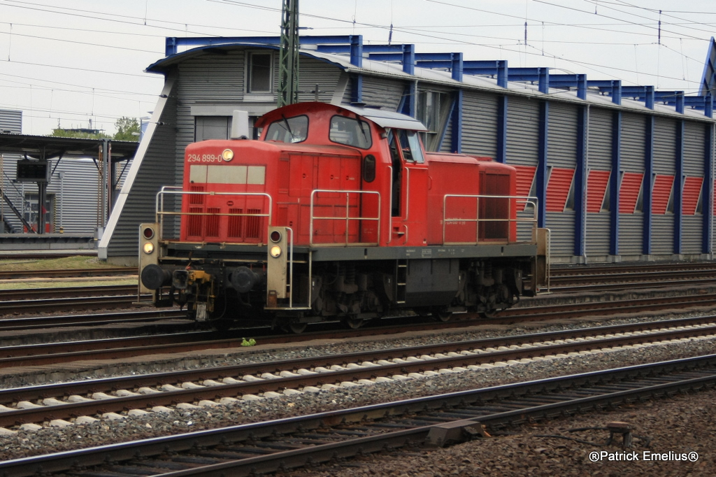 Auch 294 899-0 rangierte in Frankfurt am Main H�chst Gbf am 11.05.2010