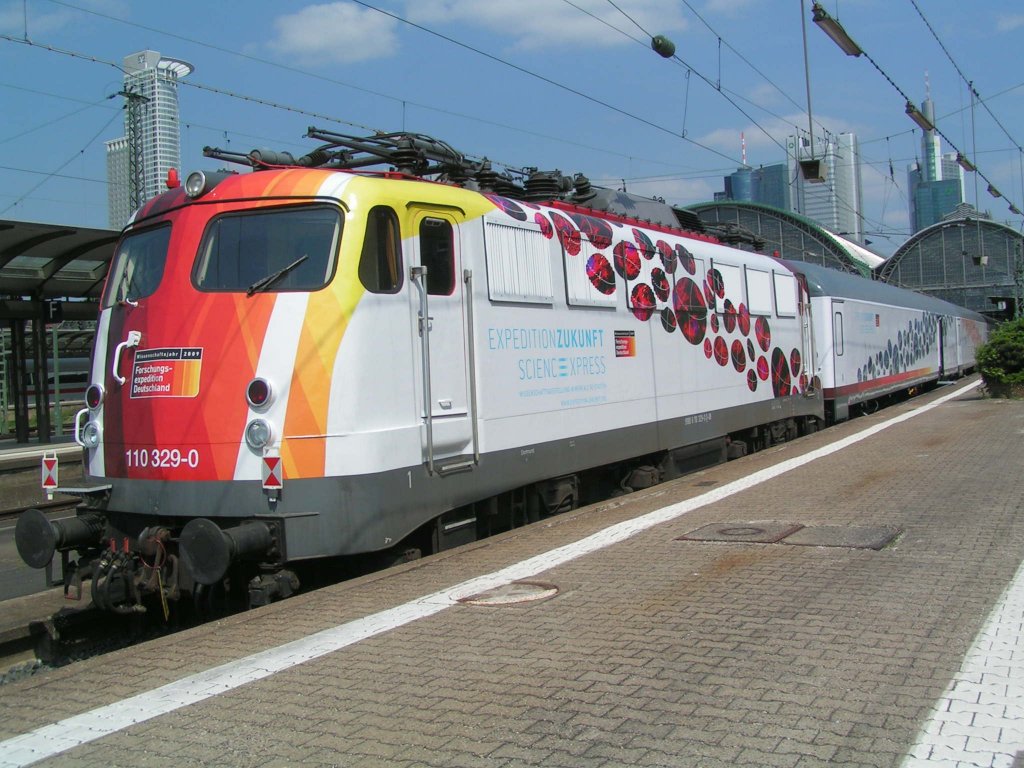 Auch bei uns war der Science-Express. Es hing vorne und hinten eine 110 mit entsprechender Lackierung. Aufgenommen im Frankfurter Hbf.

Patrick E.