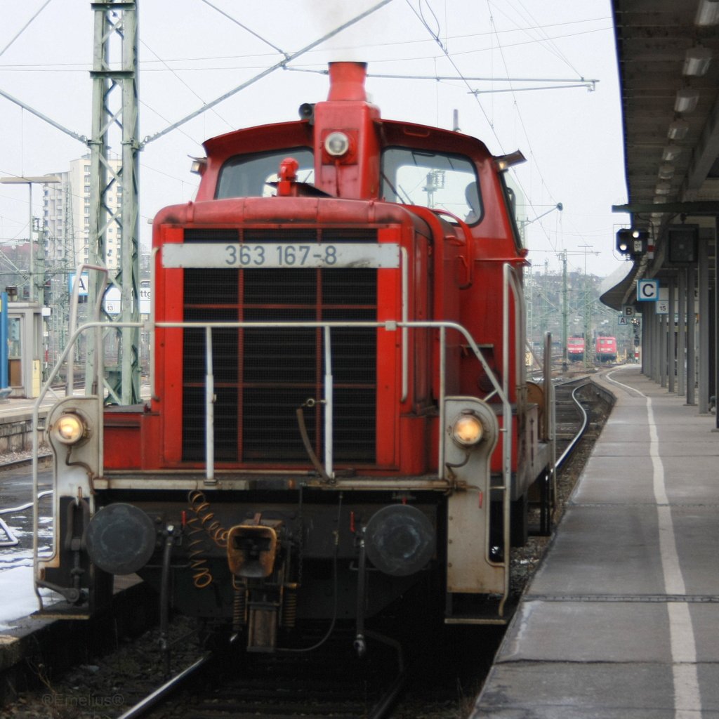 Auch dieses wundersch�ne Bundesbahn-Moped 363 167-8 kam mir vor die Linse. Es ist einfach herlisch wenn die Lok voll Stoff gibt und dann durch die ganze Halle und das ganze Vorfeld dr�hnt.

