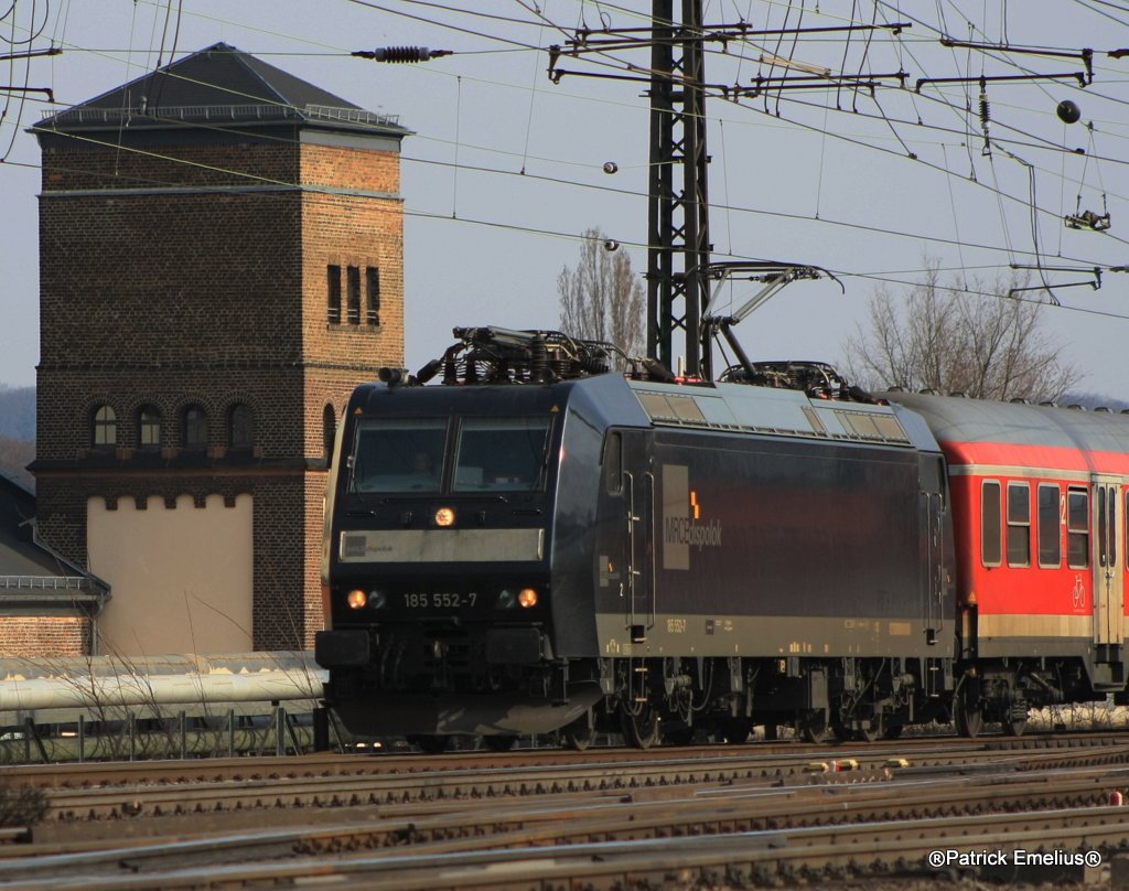 Auch diese LeihLok MRCE 185 552 hat Ihren RE aus W�rzburg nach Frankfurt gebracht und wird gleich ein Pause von etwa einer Stunde machen.

