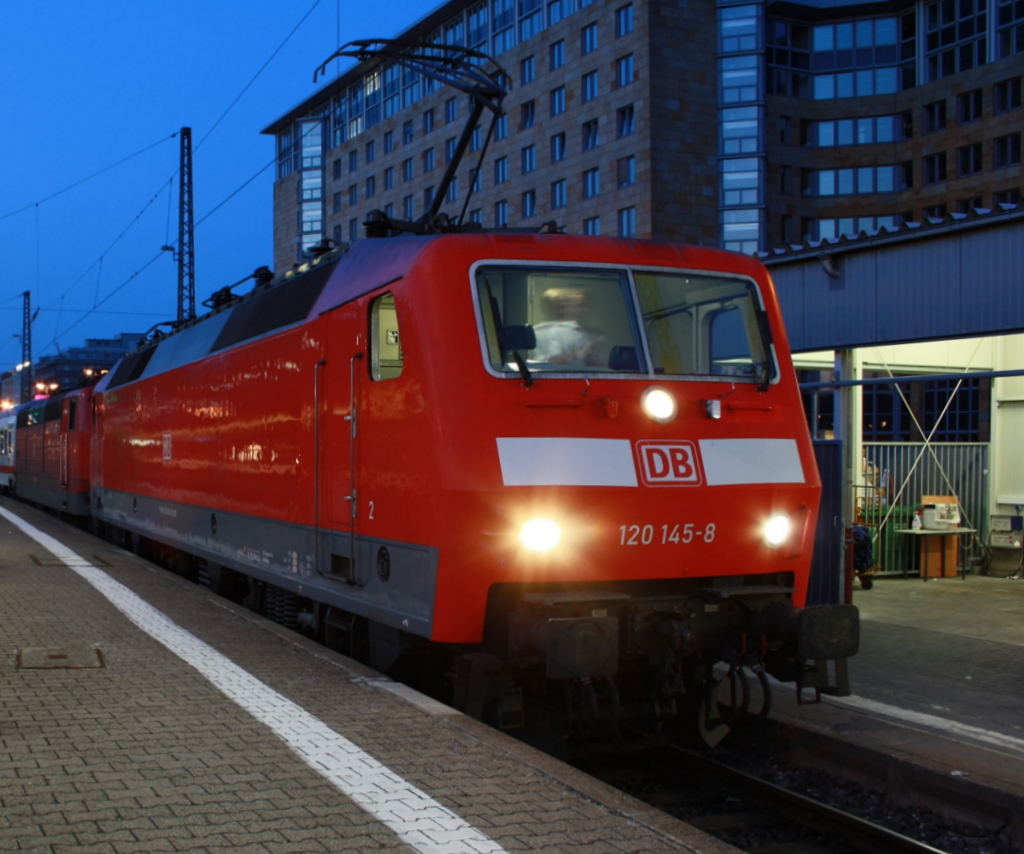 Auf dem Au�engleis 1A steht 120 154-8 mit recht frischer HU und 181 214 am 27.06.2010. Aufgenommen im Franfkurter Hbf.