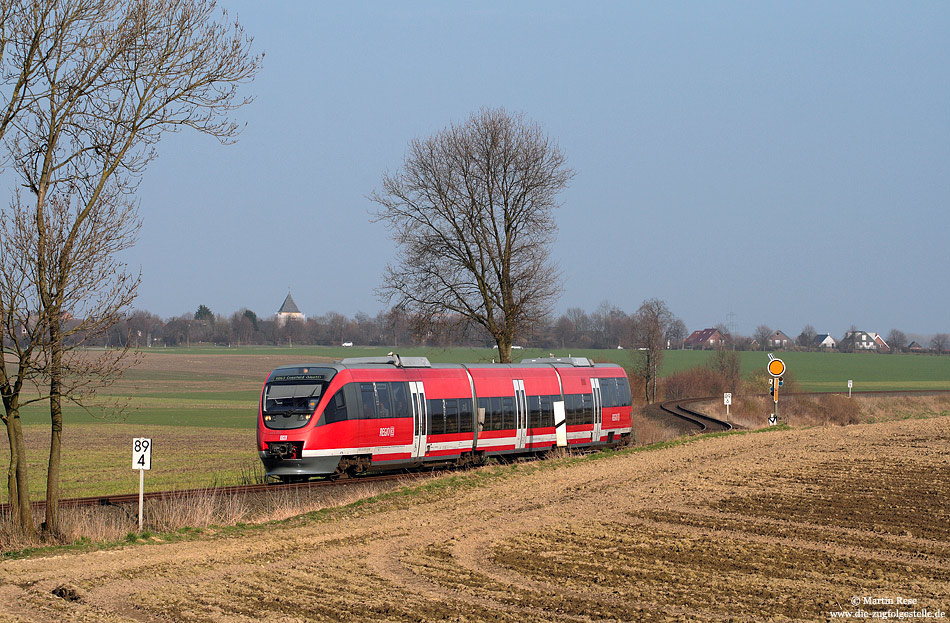 Auf der Strecke M�nster - Coesfeld dominieren die Triebwagen der Baureihe 643. Als RB29678 war der 643 058 nahe Havixbeck auf dem Weg nach Coesfeld. 22.3.2011