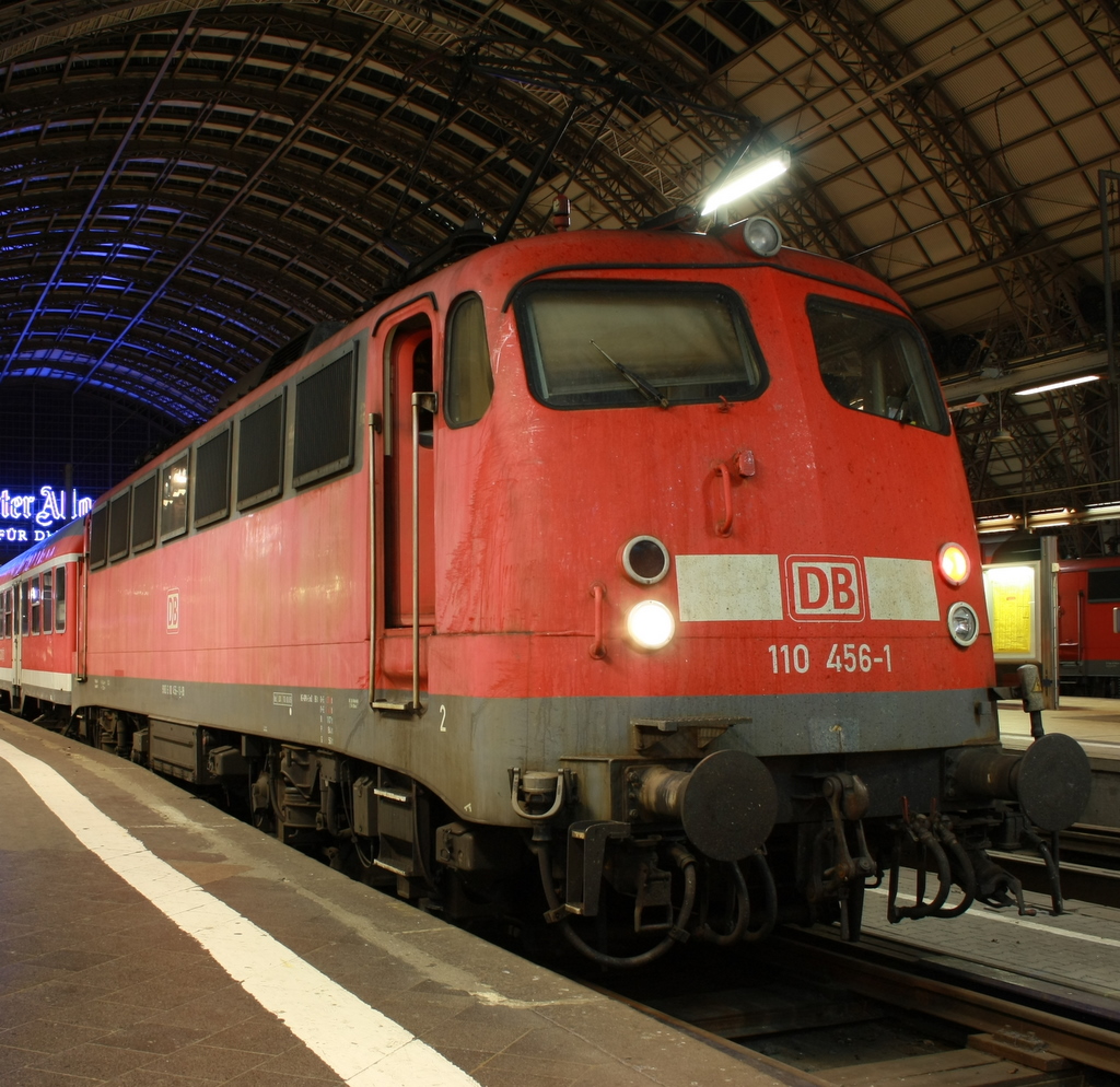 Aus der Abstellanlage des Frankfurter HBf´s kam 110 456-1 und der Lokf�hrer spielte mit der Spitzenbeleuchtung. Trotz dieser Spielerei lies er mich am 27.06.2010 wissen, das er die alte Lady nicht mag.

