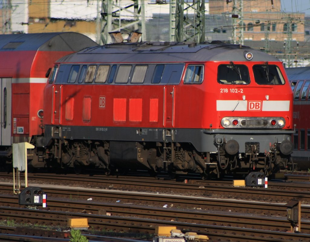 Aus dem sch�nen Glauburg-Stockheim kommt das Lieschen mit der Neulackierten 218 102-2 am 04.06.2010. Kurz vorm Frankfurter Hbf.