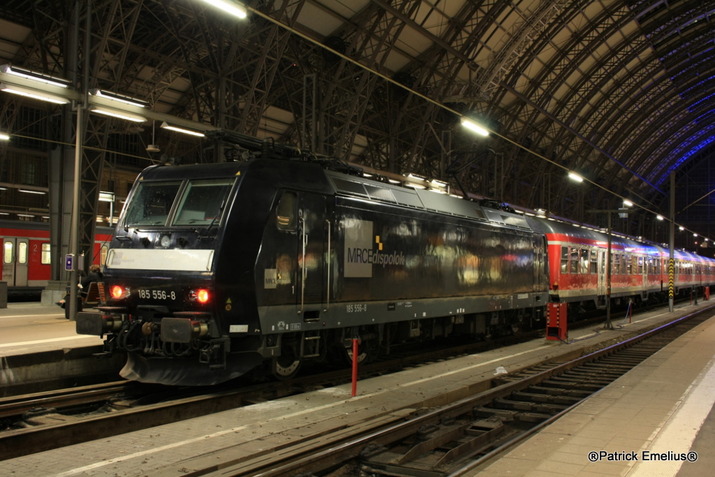 Bald fahren hier die Plastik-Eimer der baureihe 440, aber noch die MRCE185er mit Silberlingen. AAm 17.04.2010 im Frankfurter Hauptbahnhof