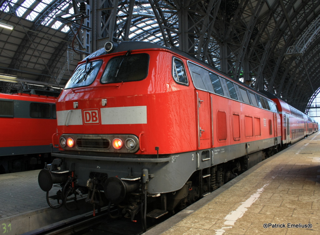 Bei der 218 102 sind neber den Spuren von Ihrem Einsatz in Schleswig Holstein auch die von Regen gewaschene Front. Sie wird nach einer kurzen Pause den RE wieder nach Stockheim schieben. 