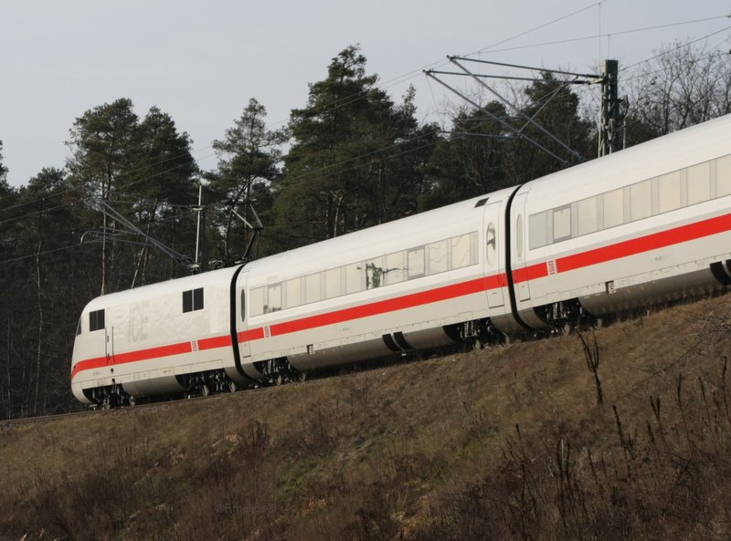Bei eiskaltem Wetter legt sich dieser ICE1 auf den Weg nach Mannheim oder dem Frankfurter Flughafen. Kurz hinter diesem Fotopunkt ist n�hmlich der Abzweig. Hier in der N�he vom Frankfurter Waldstadion.

Patrick E.