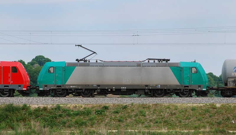 Bei genauer Betrachtung sieht man es! Auf der silbernen Fl�che konnte sich jemand nicht entscheiden und schrieb  DR  und  DB  drauf. 185 611-1, aufgenommen am 10.05.11, kurz vor Burgau.