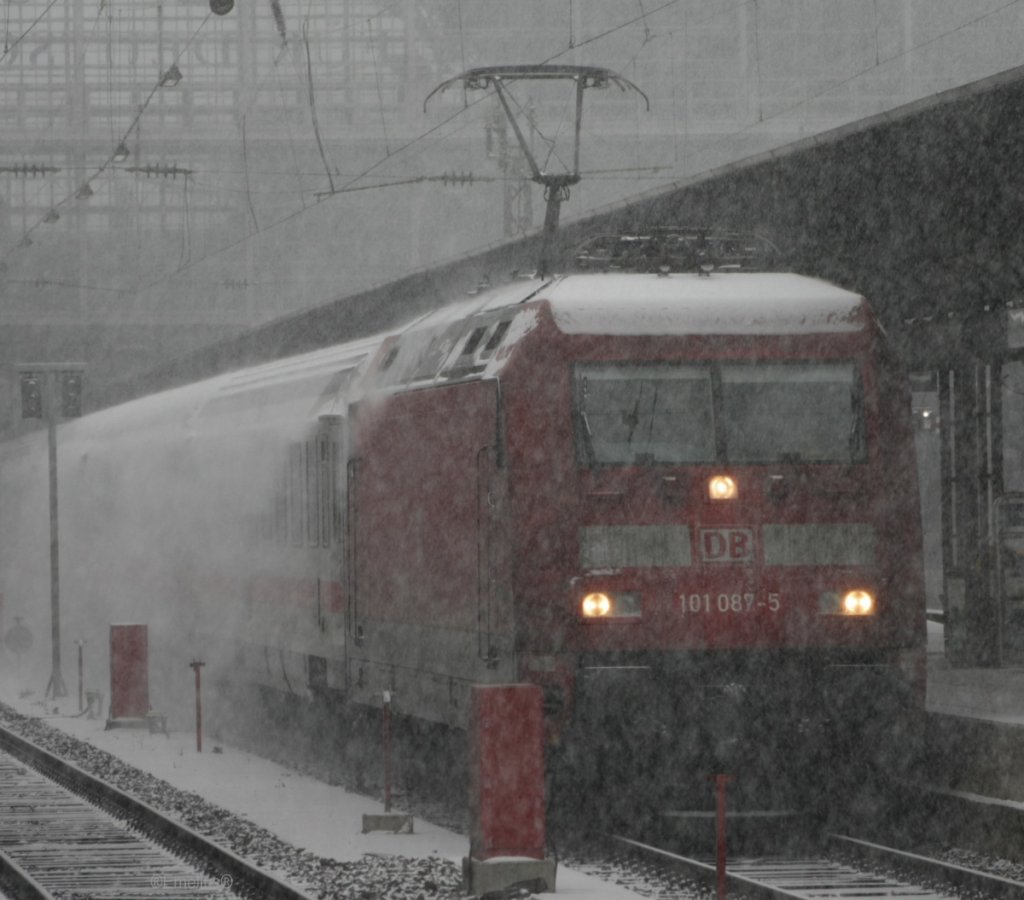 Bei uns war echt ein Schneechaos. Man sieht die 101er die gerade ausf�hrt. Da dieser Zug lange im Frankfurter Hbf stand smmelte sich der Pulverschnee ��berall und wurde bei Abfahrt kr�ftig weggepustet.

Patrick E.