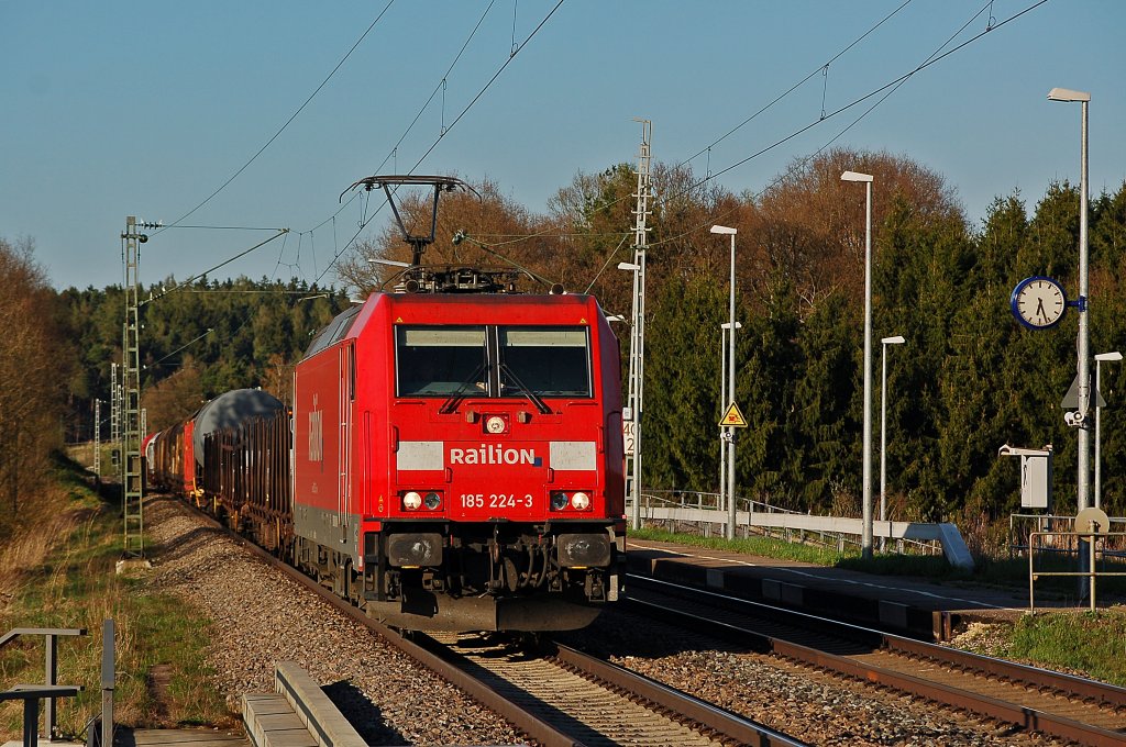 Beim Sonnenuntergang in Paindorf, konnte 185 224 von DB Schenker mit einem gemischten G�terzug festgehalten werden.
Aufgenommen am 09.04.2011.