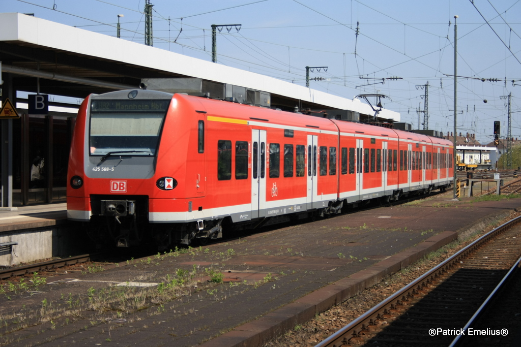 Bilderr�tsel was ist falsch an 425 586-5. ich gebe mal einen tipp, Spitzenlichter. In Karlsruhe am 18.04.2010