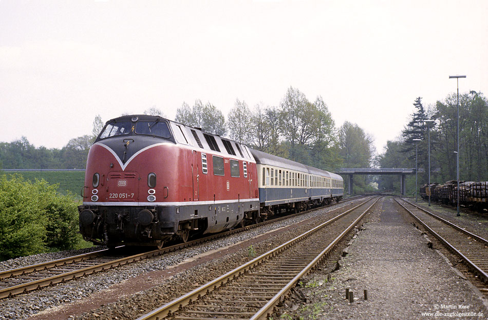 Bis zum Sommer 1983 kamen die Oldenburger 220 mit dem E3675, �ber die Sennebahn, bis Paderborn Hbf und kehrten mit dem N7662 zur�ck nach Bielefeld. Am 5.5.1983 war die 220 051 schon auf dem R�ckweg nach Bielefeld, als sie in Schlo� Neuhaus fotografiert wurde.