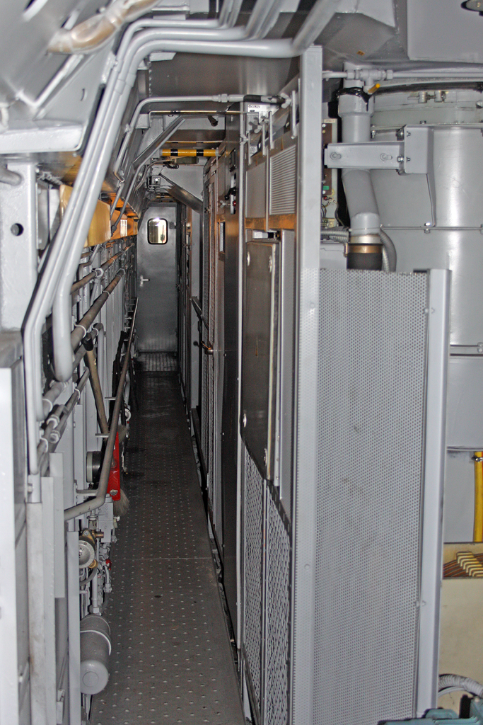 Blick in den Maschinenraum der MEG 804 ( 156 004-4 ) beim Sommerfest im DB Museum / DB Regio Werk Halle (Saale) am 02,07,11