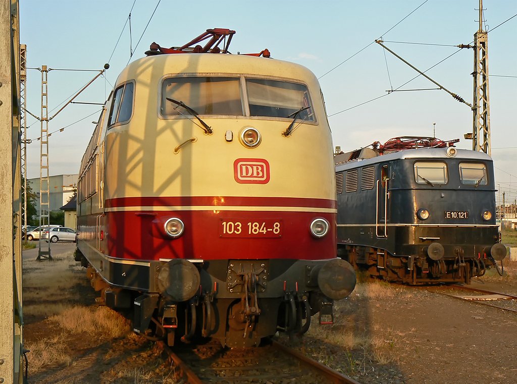 Bonusbild : 103 184-8 mit E10 121 , zwei DB Klassiker auf einem Bild vereint, K�ln Nippes , Aug 09